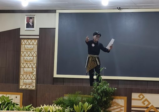 Di Balik Selembar Naskah Puisi