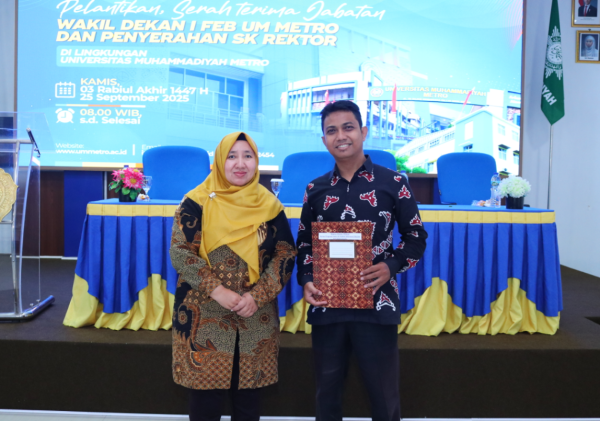 Penyerahan SK Rektor kepada Kaprodi D3 Sistem Informasi dan Supporting Staff Program Vokasi UM Metro