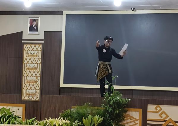 Di Balik Selembar Naskah Puisi